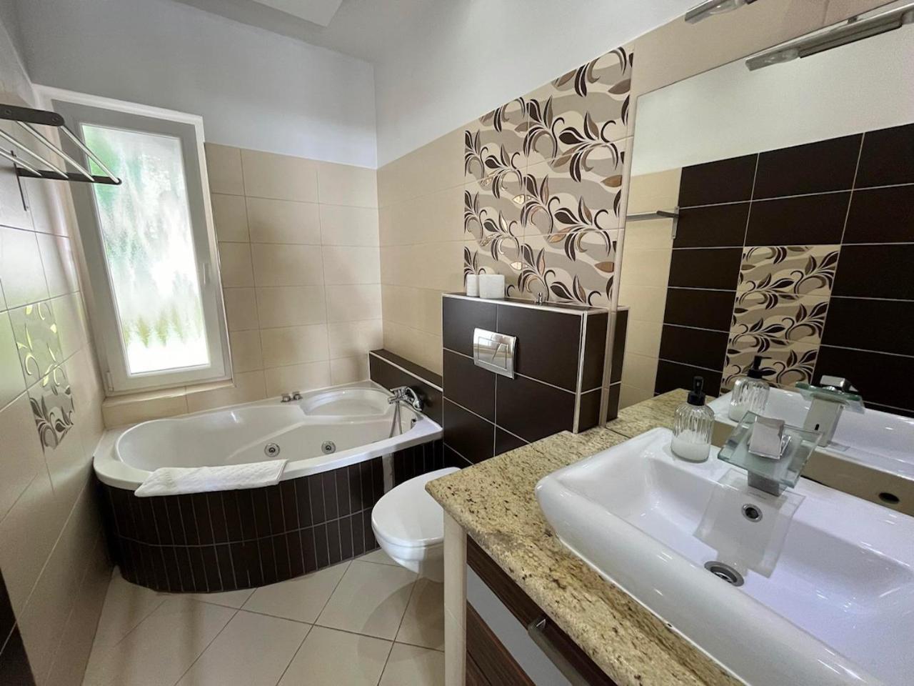 City Apartman ház Balatonlelle Esterno foto