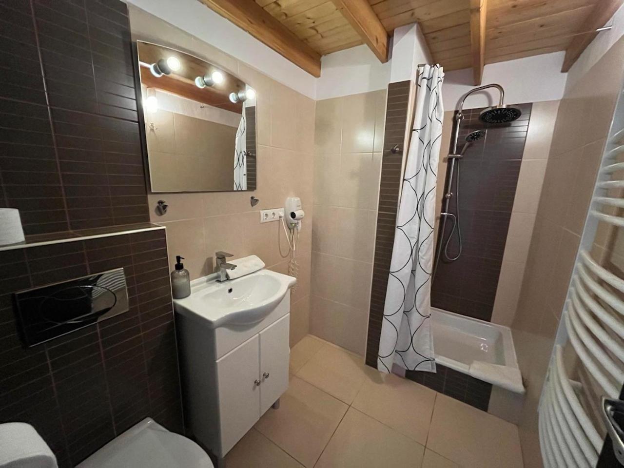 City Apartman ház Balatonlelle Esterno foto