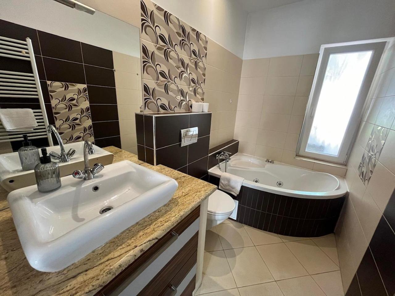 City Apartman ház Balatonlelle Esterno foto